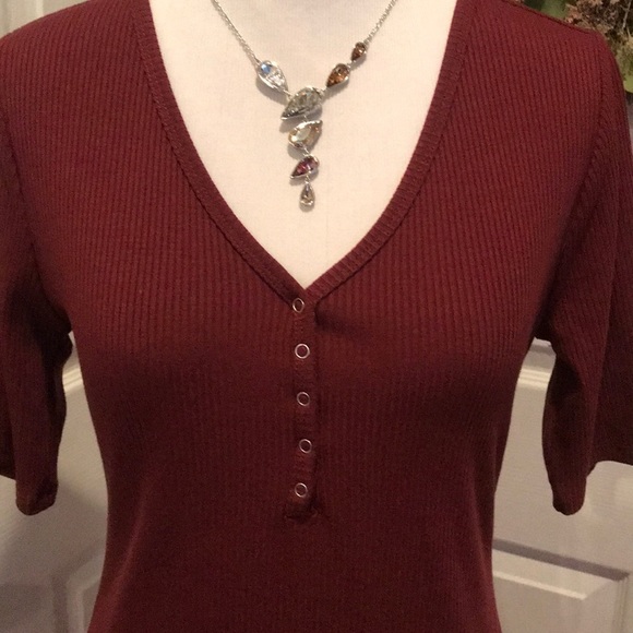 Burgundy ribbed dress w snap detail at neckline - Picture 2 of 5